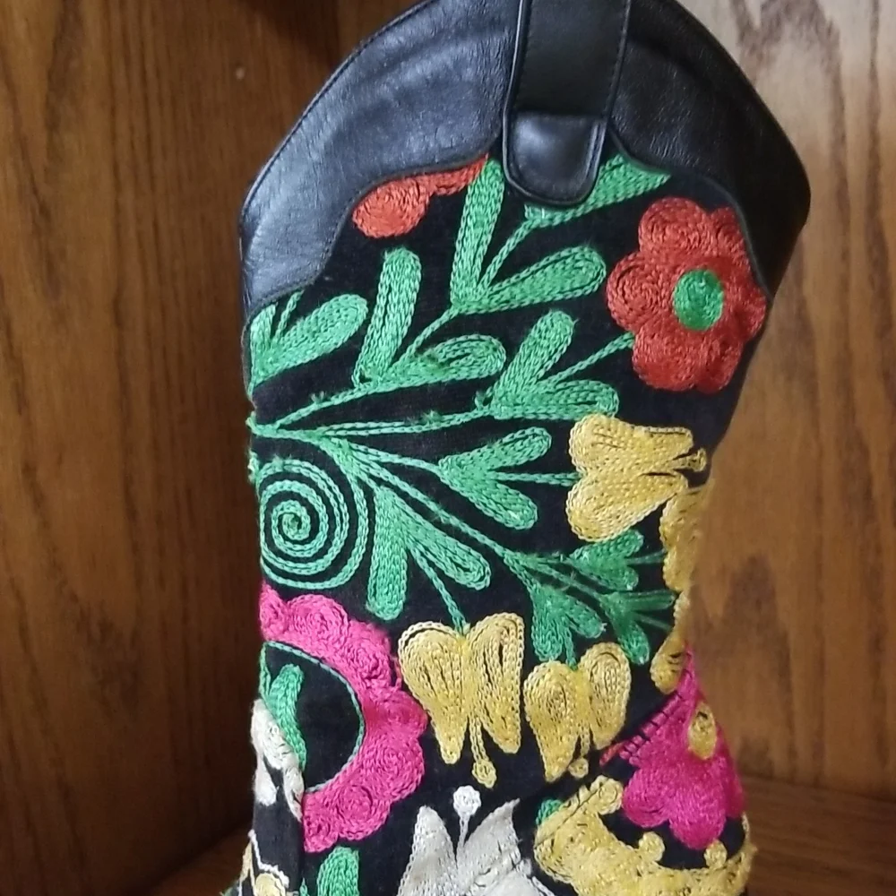 Boots - Picture 5 of 7